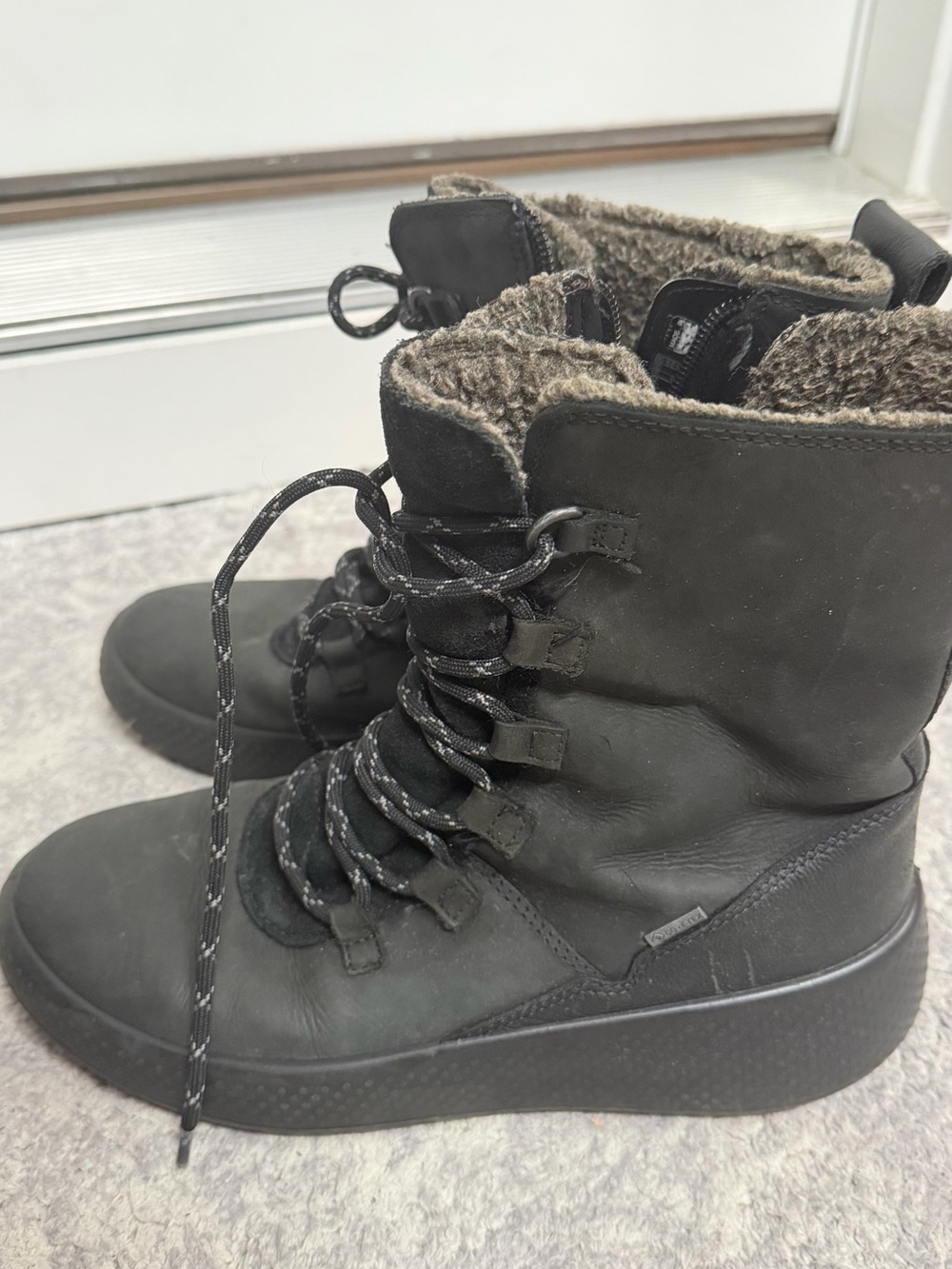 Ecco Women's Black Faux-Fur Lined Lace-Up Winter Boots